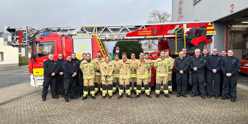 FW Tönisvorst: 9 neue Einsatzkräfte für die Feuerwehr Tönisvorst - ehrenamtliche Mitglieder beenden ihre Grundausbildung - Foto: presseportal.de