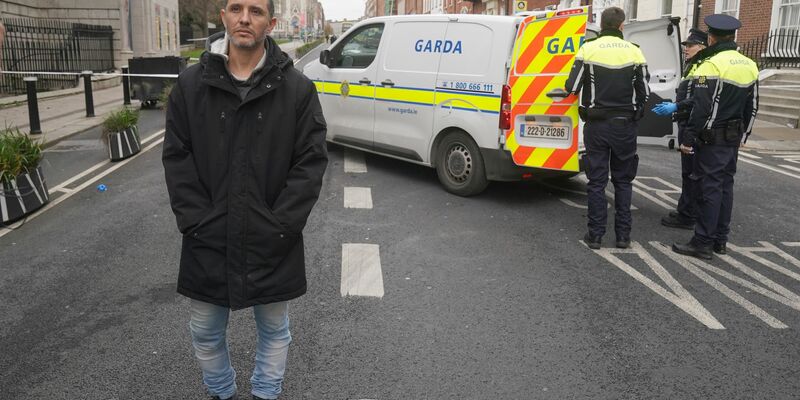 Caio Benicio, ein Deliveroo-Fahrer, schlug mit seinem Helm auf einen Messerangreifer in Dublin ein und verhinderte womöglich mehr Opfer. - Foto: Brian Lawless/PA Wire/dpa