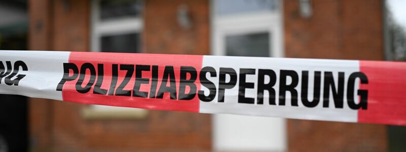 Der mit Flatterband abgesperrte Tatort: Eine Frau ist in der Nacht von Samstag auf Sonntag in Weener ermordet worden. - Foto: Lars Penning/dpa