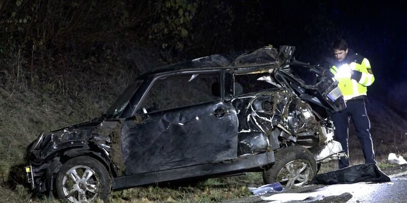 Das Autowrack an der Unfallstelle: Ein 19-Jähriger ist bei dem Unfall gestorben. - Foto: News5 / Höfig/NEWS5/dpa