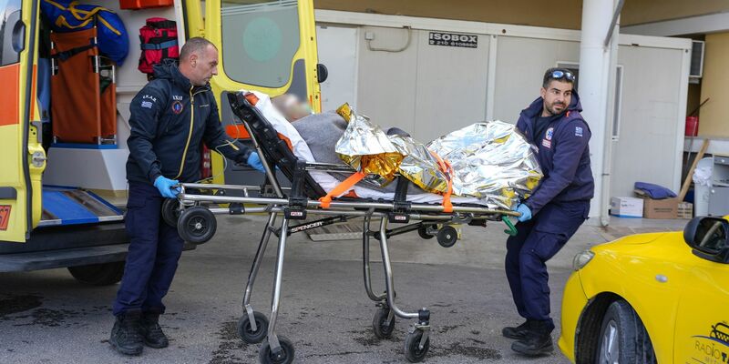 Sanitäter verlegen einen Überlebenden eines Schiffsunglücks in ein Krankenhaus auf Lesbos. - Foto: Panagiotis Balaskas/AP/dpa