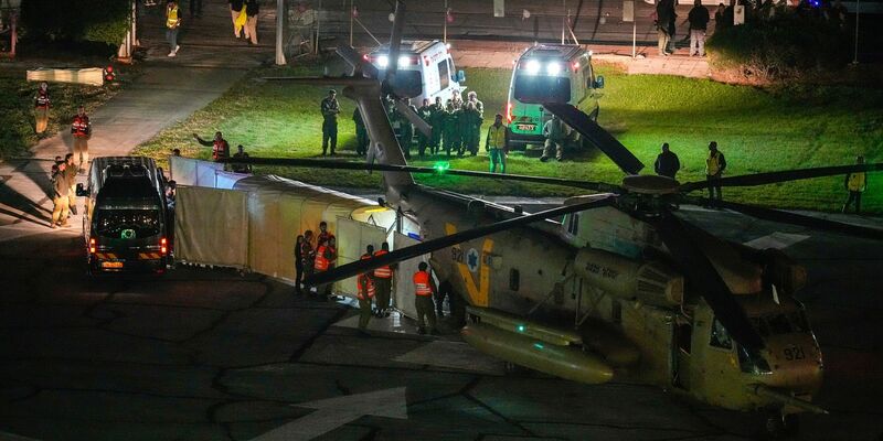 Ein Hubschrauber mit von der Hamas freigelassenen Geiseln landet auf dem Schneider Children's Medical Center in Petach Tikwa. - Foto: Ohad Zwigenberg/AP/dpa