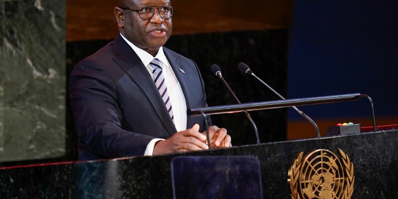 Julius Maada Bio ist Präsident von Sierra Leone. Nach einem Überfall auf ein Waffenlager des Militärs hat die Regierung eine landesweite Ausgangssperre verhängt. - Foto: Seth Wenig/AP/dpa