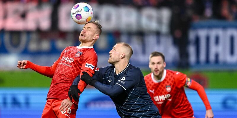 Heidenheims Patrick Mainka und Georgios Masouras vom VfL Bochum lieferten sich ein hartes Duell. - Foto: Harry Langer/dpa