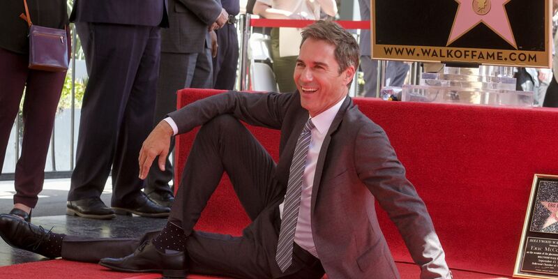 Eric McCormack posiert vor seinem Stern in Hollywood (2018). - Foto: Ringo Chiu/ZUMA Wire/dpa