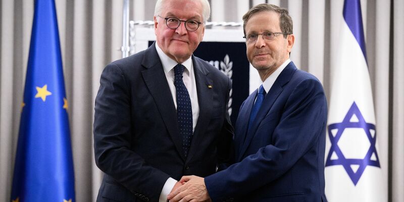Bundespräsident Frank-Walter Steinmeier (l.) und seine Frau Elke Büdenbender besuchen zusammen mit Israels Staatspräsident Izchak Herzog den Kibbuz Beeri im Grenzgebiet zum Gazastreifen im Süden Israels. - Foto: Bernd von Jutrczenka/dpa
