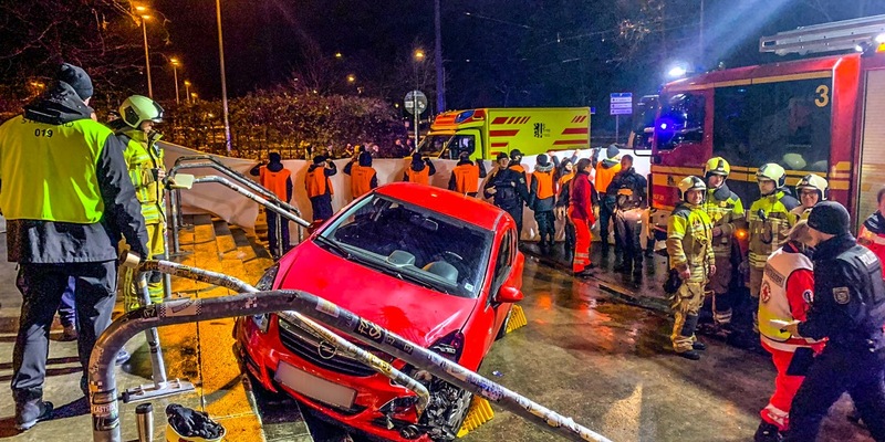 FW Dresden: PKW fährt auf Eingangstreppe zum Rudolf-Harbig-Stadion - drei Verletzte - Foto: presseportal.de