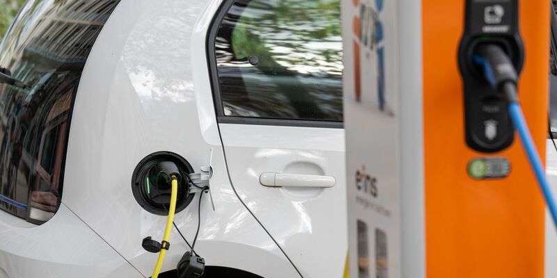 Derzeit sind in Deutschland gut eine Million reine Elektro-Autos zugelassen. - Foto: Hendrik Schmidt/dpa