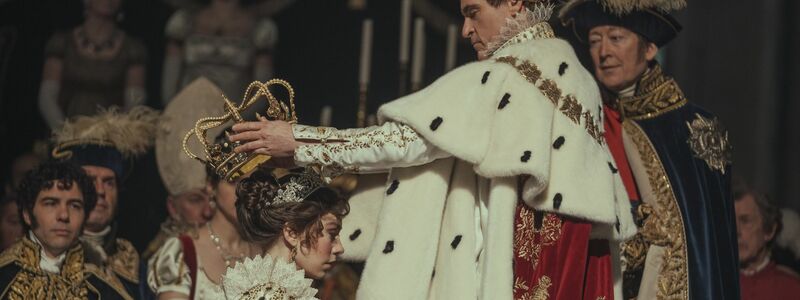 Vanessa Kirby (l) als Kaiserin Josephine und Joaquin Phoenix als Napoleon in einer Szene des Films «Napoleon». - Foto: Aidan Monaghan/Apple TV+/dpa