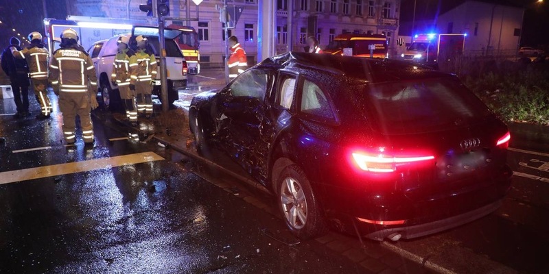 FW Dresden: Schwerer Verkehrsunfall mit mehreren Verletzten - Foto: presseportal.de