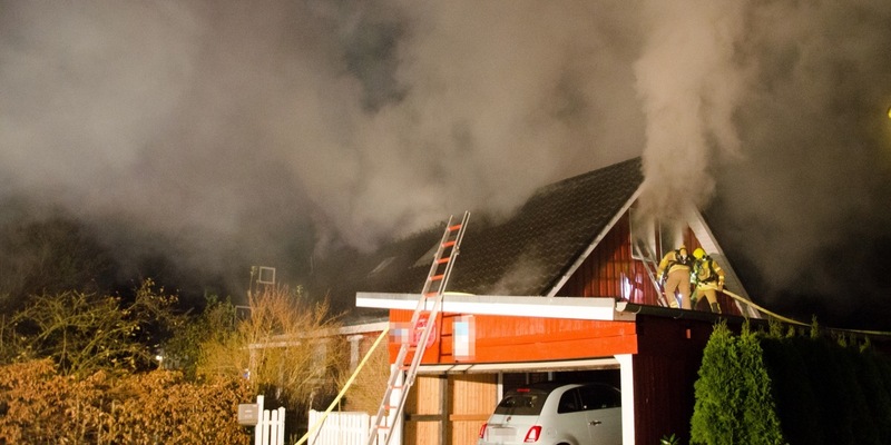FW-RD: Dachstuhlbrand beschäftigt Feuerwehren in Melsdorf - Zugverkehr behindert - Foto: presseportal.de