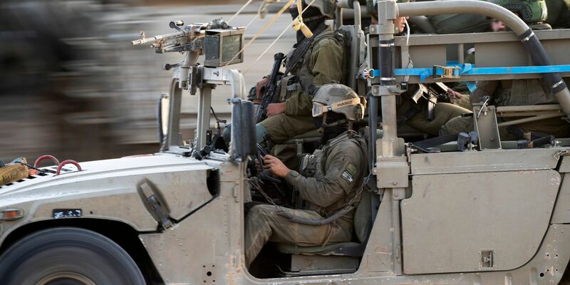 Soldaten der israelischen Armee nahe der Grenze zum Gazastreifen. - Foto: Victor R. Caivano/AP/dpa