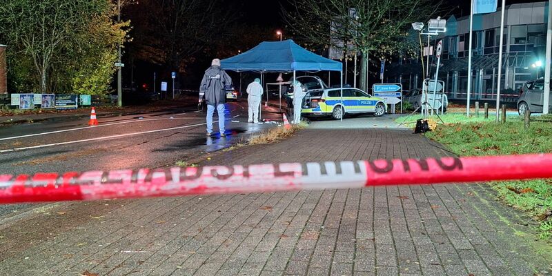 Polizisten untersuchen den Tatort. - Foto: Nord-West-Media TV/dpa