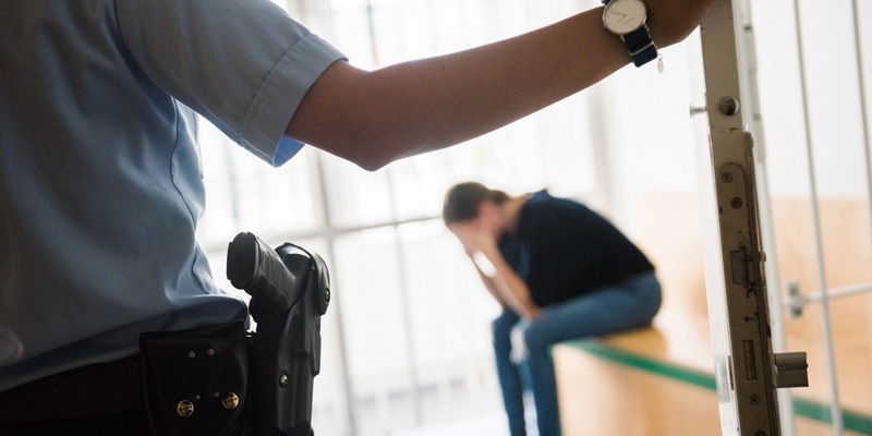 Bundespolizeidirektion München: Vergangenes Drogenproblem holt Frau am Flughafen München ein - 18.000 Euro werden fällig - Foto: presseportal.de