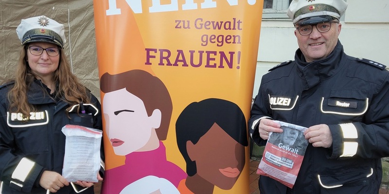 POL-HL: OH-Fehmarn, Neustadt i.H., Eutin / Orange Days - die Polizei beteiligt sich und setzt mit der Brötchentütenaktion ein Zeichen gegen Gewalt an Frauen - Foto: presseportal.de