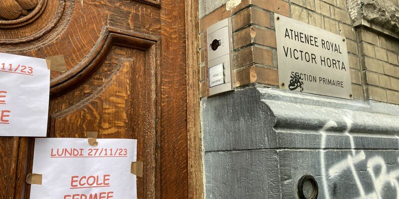 Zettel kleben an der Eingangstür der Athenee-Royal-Victor-Horta-Schule in Brüssel, um Schüler und Eltern zu informieren, dass die Schule geschlossen ist. - Foto: Lou Lampaert/Belga/dpa