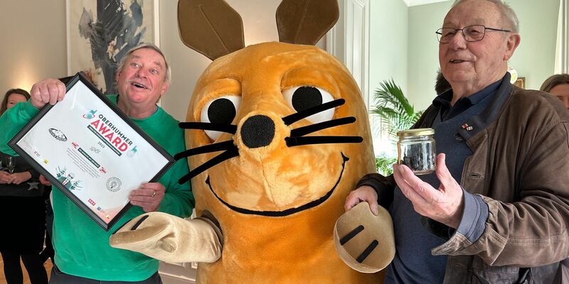 Christoph Biemann (l) und Armin Maiwald mit der Maus aus der «Sendung mit der Maus» bei der Verleihung des Heinz-Oberhummer-Awards in Wien. - Foto: Matthias Röder/dpa