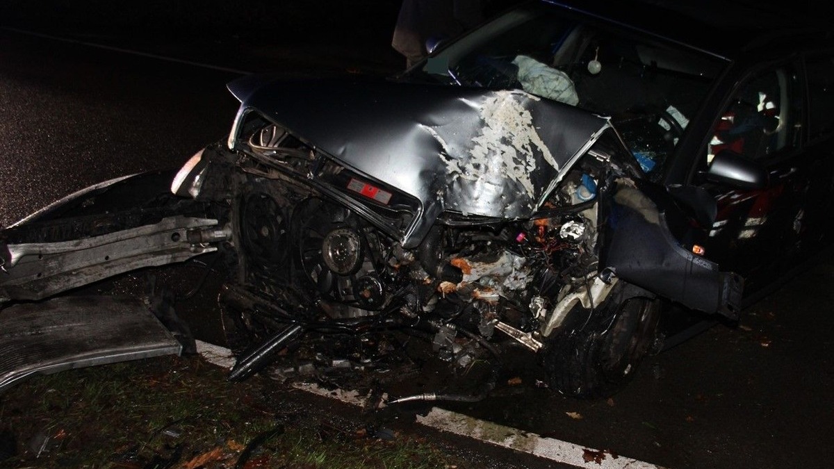 POL-MI: Audi prallt gegen Baum: 21-Jähriger verletzt - Foto: presseportal.de