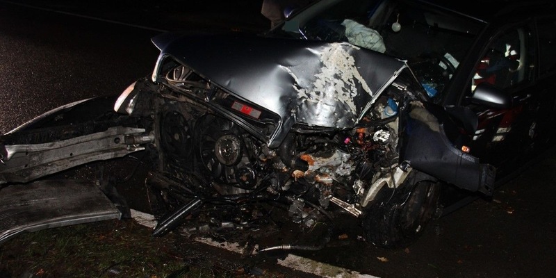 POL-MI: Audi prallt gegen Baum: 21-Jähriger verletzt - Foto: presseportal.de