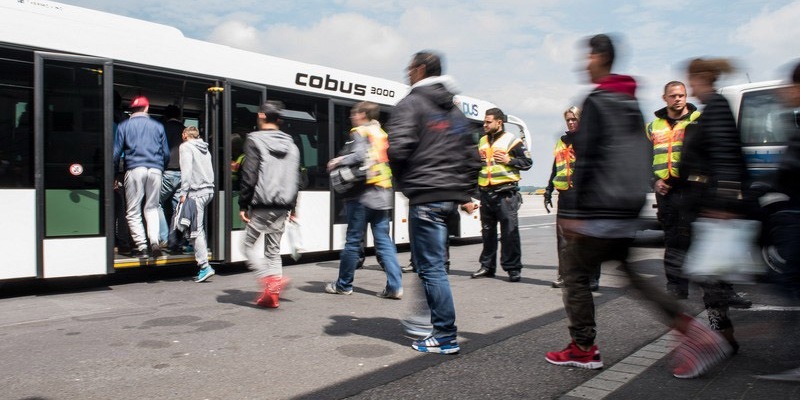 Bundespolizeidirektion München: Sechs von neun Fahrzeuginsassen mit Polizeirelevanz/ Bundespolizei ermittelt gegen mutmaßlichen Schleuser - Foto: presseportal.de