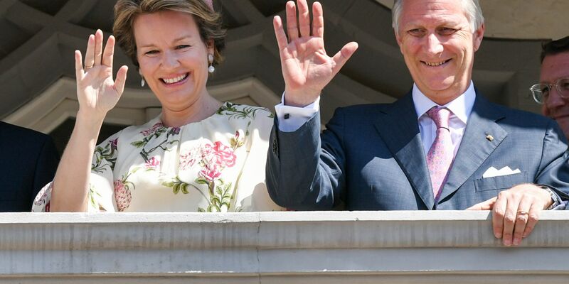 Das belgische Königspaar König Philippe und Königin Mathilde winken bei einem Besuch der Lutherstadt vom Balkon des Rathauses. - Foto: Jens Kalaene/dpa-Zentralbild/ZB