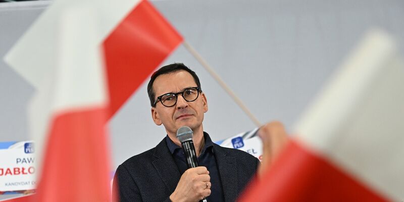 In spätestens 14 Tagen muss Mateusz Morawiecki im Parlament die Vertrauensfrage stellen - und sein Kabinett wird krachend durchfallen. Polnische Medien spotten über die «Zwei-Wochen-Regierung» und «Morawieckis Krippenspiel». - Foto: Radek Pietruszka/PAP/dpa