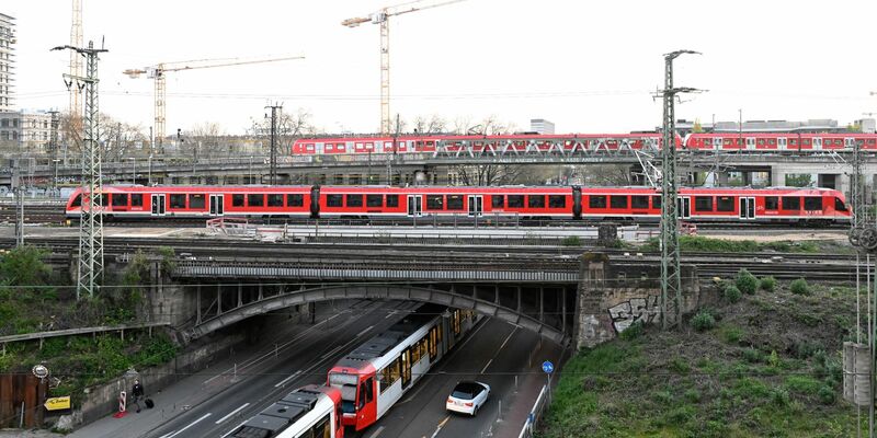 Eisenbahnbrücke am Deutzer Bahnhof in Köln. - Foto: Roberto Pfeil/dpa