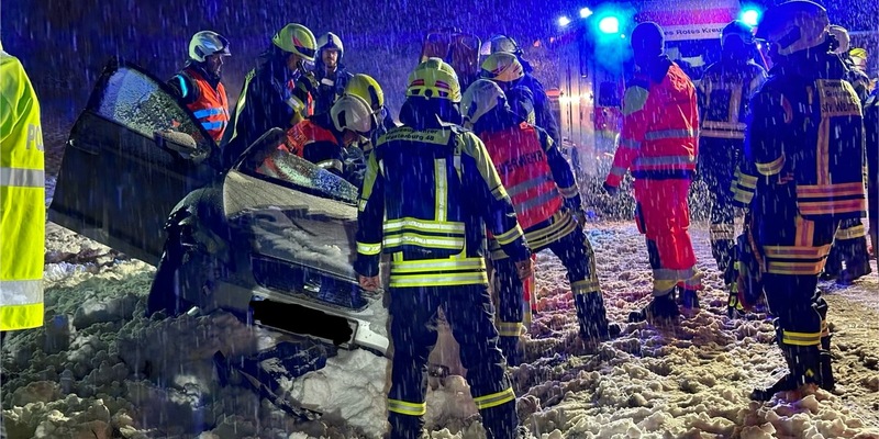 FW VG Westerburg: Gefahrguttransporter schiebt PKW von der Straße - Fahrerin wird in ihrem Fahrzeug eingeklemmt - Foto: presseportal.de