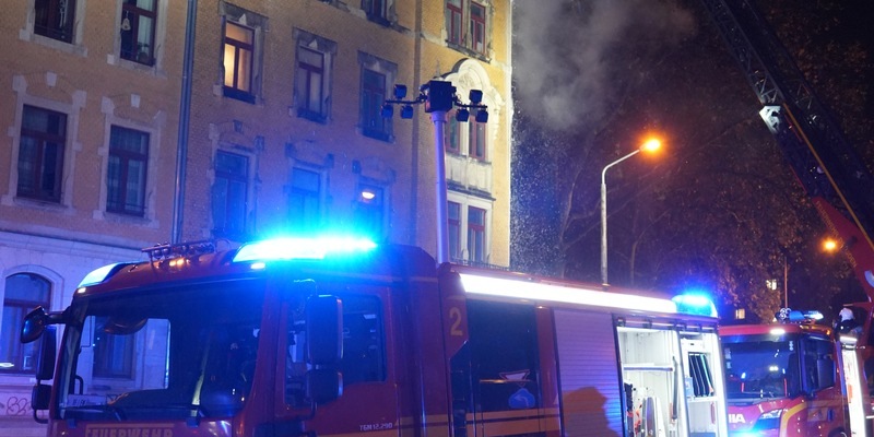 FW Dresden: Ausgedehnter Dachstuhlbrand an einem Mehrfamiliengebäude - Foto: presseportal.de