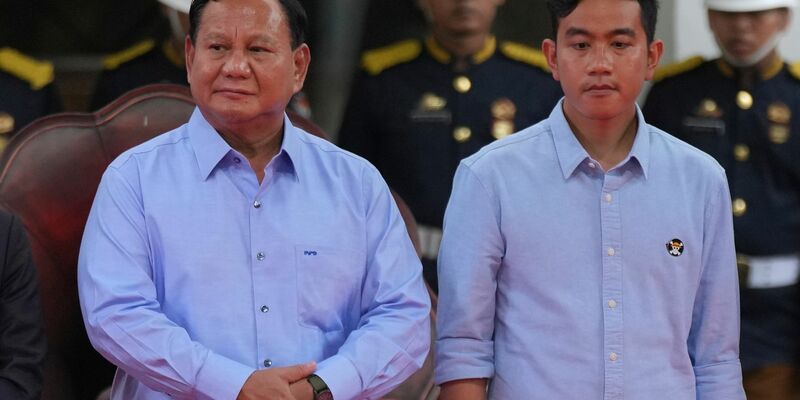 Präsidentschaftskandidat Prabowo Subianto (l) gilt laut Umfragen als Favorit bei den Wahlen in Indonesien. - Foto: Tatan Syuflana/AP/dpa