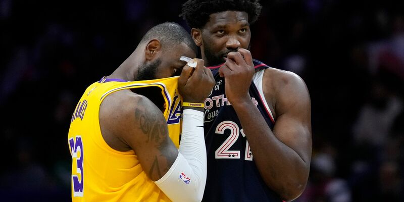 Lakers-Superstar LeBron James (l) kassierte gegen Joel Embiid und die Philadelphia 76ers eine heftige Niederlage. - Foto: Matt Slocum/AP/dpa