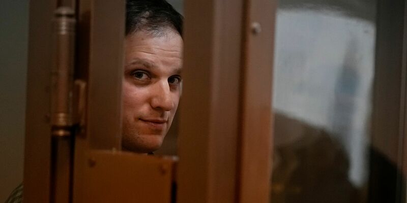 Evan Gershkovich wurde Ende März auf einer Reportagereise in Jekaterinburg festgenommen. - Foto: Alexander Zemlianichenko/AP/dpa