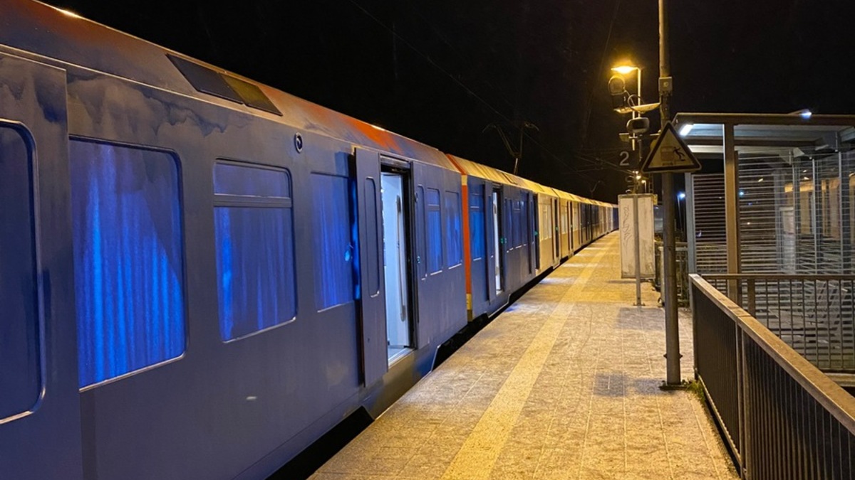 POL-STD: Gruppe von mindestens 20 Personen besprüht S-Bahn im Dollerner Bahnhof großflächig in blau, weiß und schwarz - Foto: presseportal.de