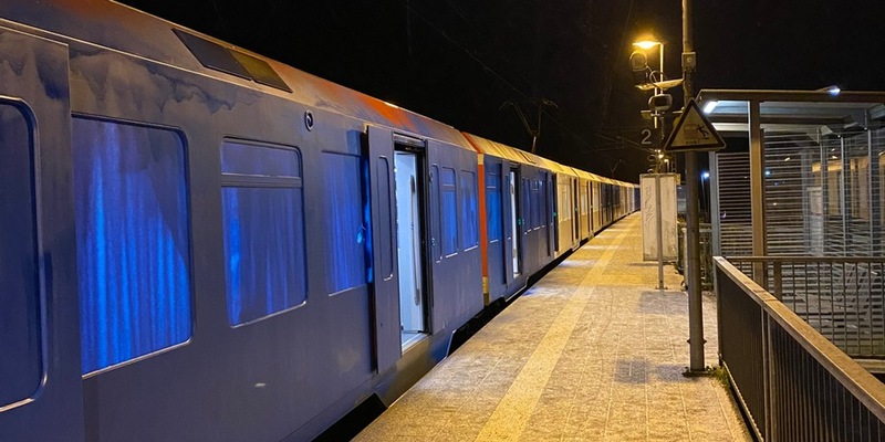 POL-STD: Gruppe von mindestens 20 Personen besprüht S-Bahn im Dollerner Bahnhof großflächig in blau, weiß und schwarz - Foto: presseportal.de