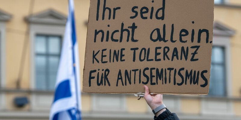 Kundgebung für Israel in München : «Ihr seid nicht allein. Keine Toleranz für Antisemitismus». - Foto: Stefan Puchner/dpa
