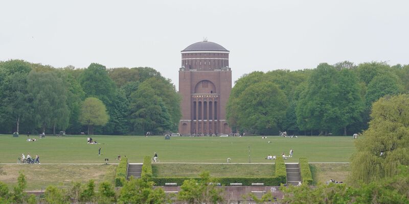 Blick auf die Festwiese im Stadtpark. Im Zusammenhang mit der gemeinschaftlichen Vergewaltigung einer 15-Jährigen müssen sich zehn Männer vor einer Jugendkammer am Landgericht Hamburg verantworten. - Foto: Marcus Brandt/dpa