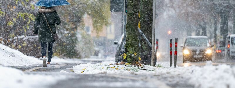 Schneefall in Niederbayern. Der Deutsche Wetterdienst erwartet weiter Neuschnee. - Foto: Armin Weigel/dpa