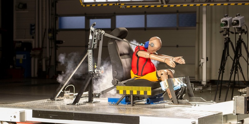 Falsche Sicherheit: Gurtadapter für Schwangere / Vier getestete Systeme versagen im Crashtest / Herkömmliches Anschnallen am sichersten - Foto: presseportal.de
