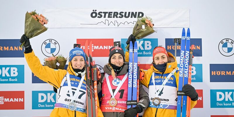 Zum Auftakt wurden Franziska Preuß (l) und Vanessa Voigt (r) hinter Siegerin Lisa Vittozzi Zweite und Dritte. - Foto: Anders Wiklund/TT News Agency/AP/dpa