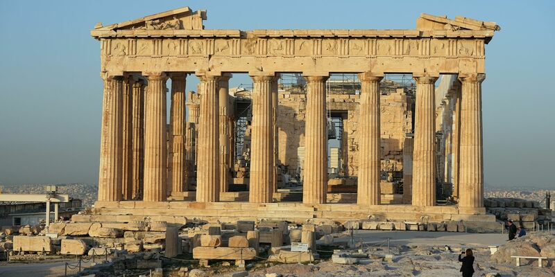 Die Akropolis mit dem Parthenon auf einem Felsen oberhalb von Athen. - Foto: Soeren Stache/dpa
