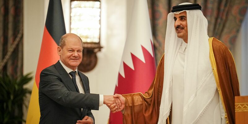 Handelspartner: Bundeskanzler Olaf Scholz und der Emir von Katar im September 2022 in Doha. - Foto: Kay Nietfeld/dpa