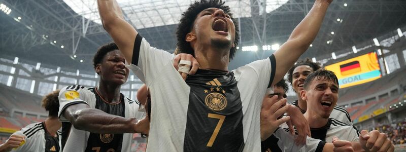 Die deutschen U17-Fußballer um Paris Brunner (M.) stehen im WM-Finale. - Foto: Achmad Ibrahim/AP/dpa