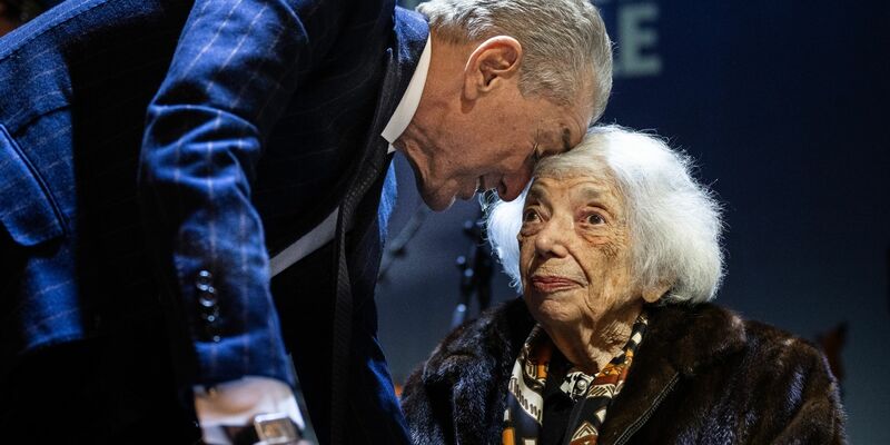 Pianist Igor Levit (l) und Cosima Soulez Lariviere auf der Bühne in Berlin. - Foto: Hannes P. Albert/dpa
