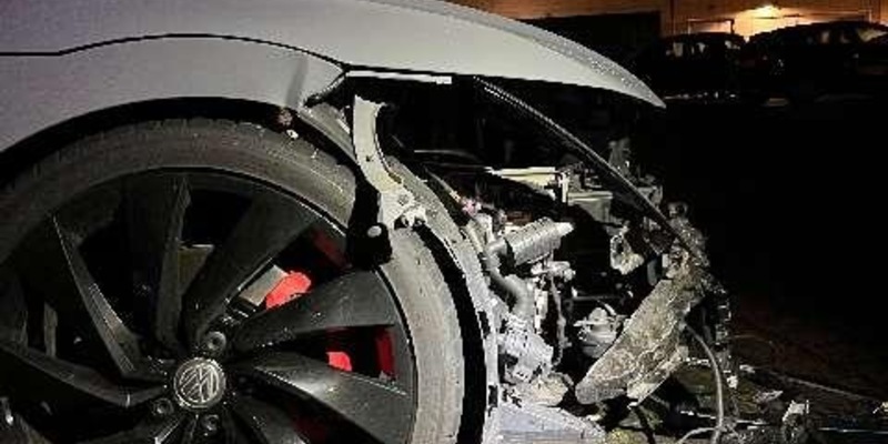 POL-WOB: Geparktes Fahrzeug stark beschädigt - Unfallverursacher flüchtet - Foto: presseportal.de