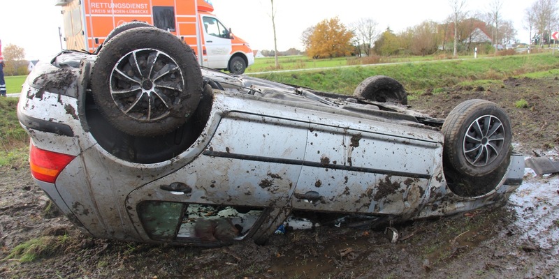 POL-MI: Auto landet nach Unfall auf dem Dach - Foto: presseportal.de