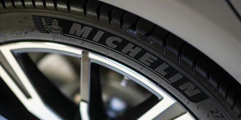 Der französische Reifenhersteller Michelin will über 1500 Stellen abbauen. - Foto: Robert Michael/dpa