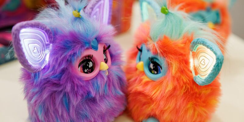 Die Plüschfiguren Furby von Hasbro zählen zu den «Top 10 Spielzeugen 2023». - Foto: Daniel Karmann/dpa