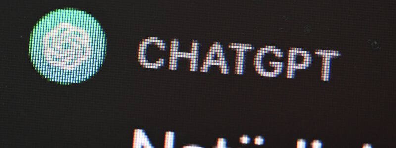 Das Logo ChatGPT auf einem Computerbildschirm. - Foto: Bernd Weißbrod/dpa