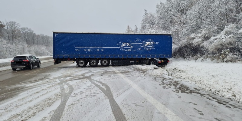 API-TH: Sattelzug steht quer auf der Fahrbahn - Foto: presseportal.de