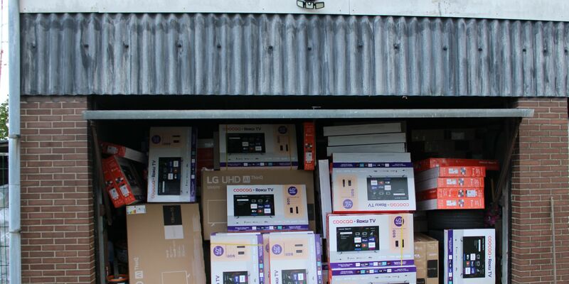 Teile des Diebesgutes aus dem Millionen-Diebstahl in Duisburg in einer Garage. - Foto: Polizei Duisburg/dpa